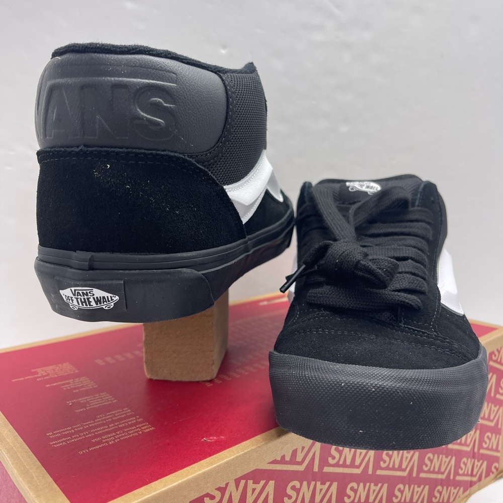 Vans Men’s 11.5 Knu Mid
Black/Black/White
VN000CQ9B8C Sneakers - Picture 8 of 16